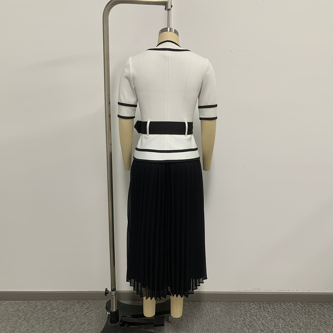Vintage Fashion Exhibition - Vestido Midi Plissado com Decote V